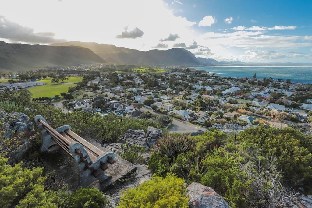 Mountain And Sea Cottage Hermanus Bagian luar foto