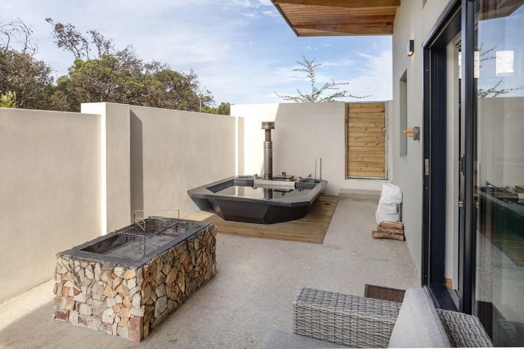Mountain And Sea Cottage Hermanus Bagian luar foto